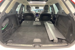 valkoinen Volvo XC60 2022 kuva 38.