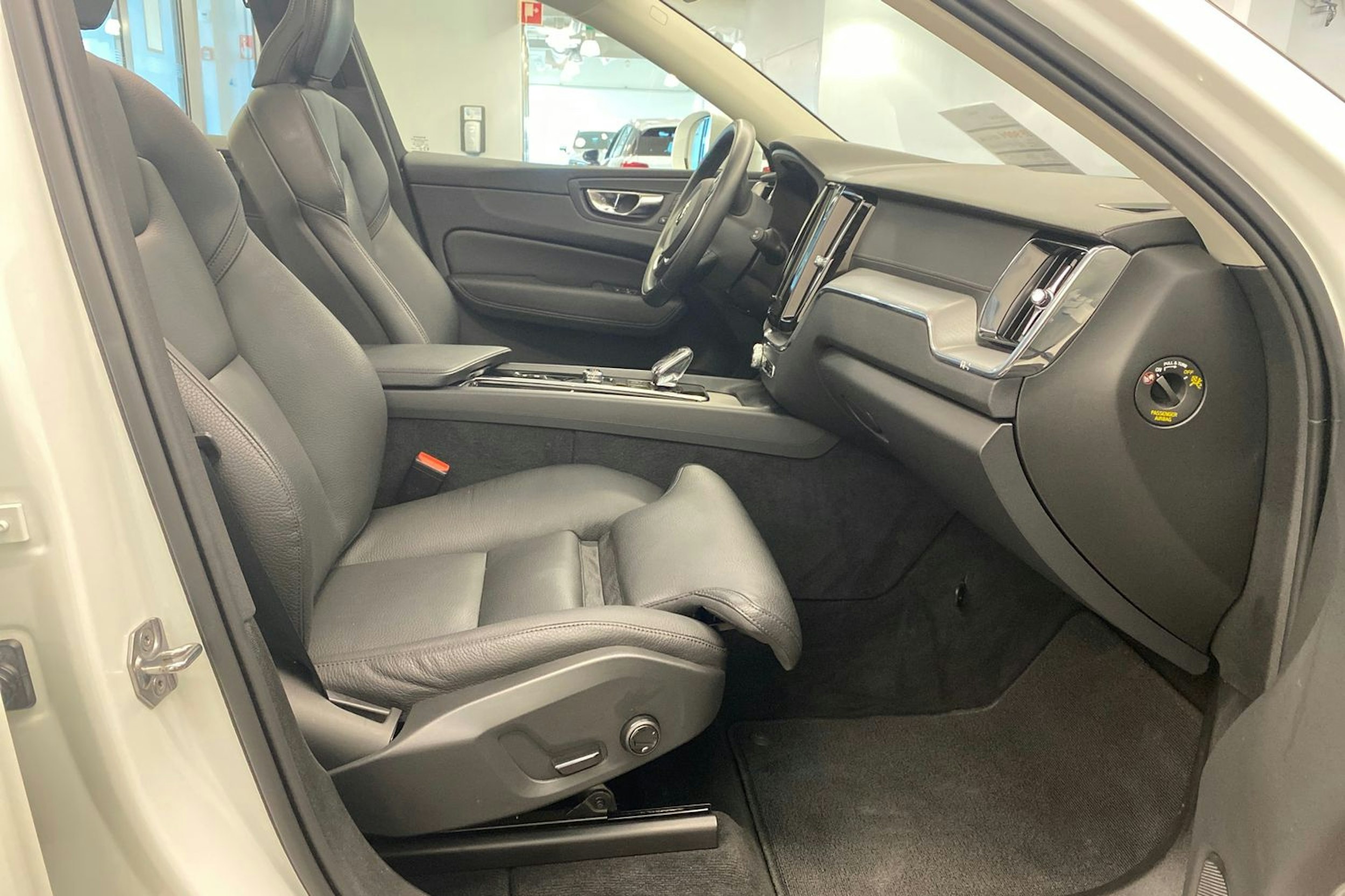 valkoinen Volvo XC60 2022 kuva 39.