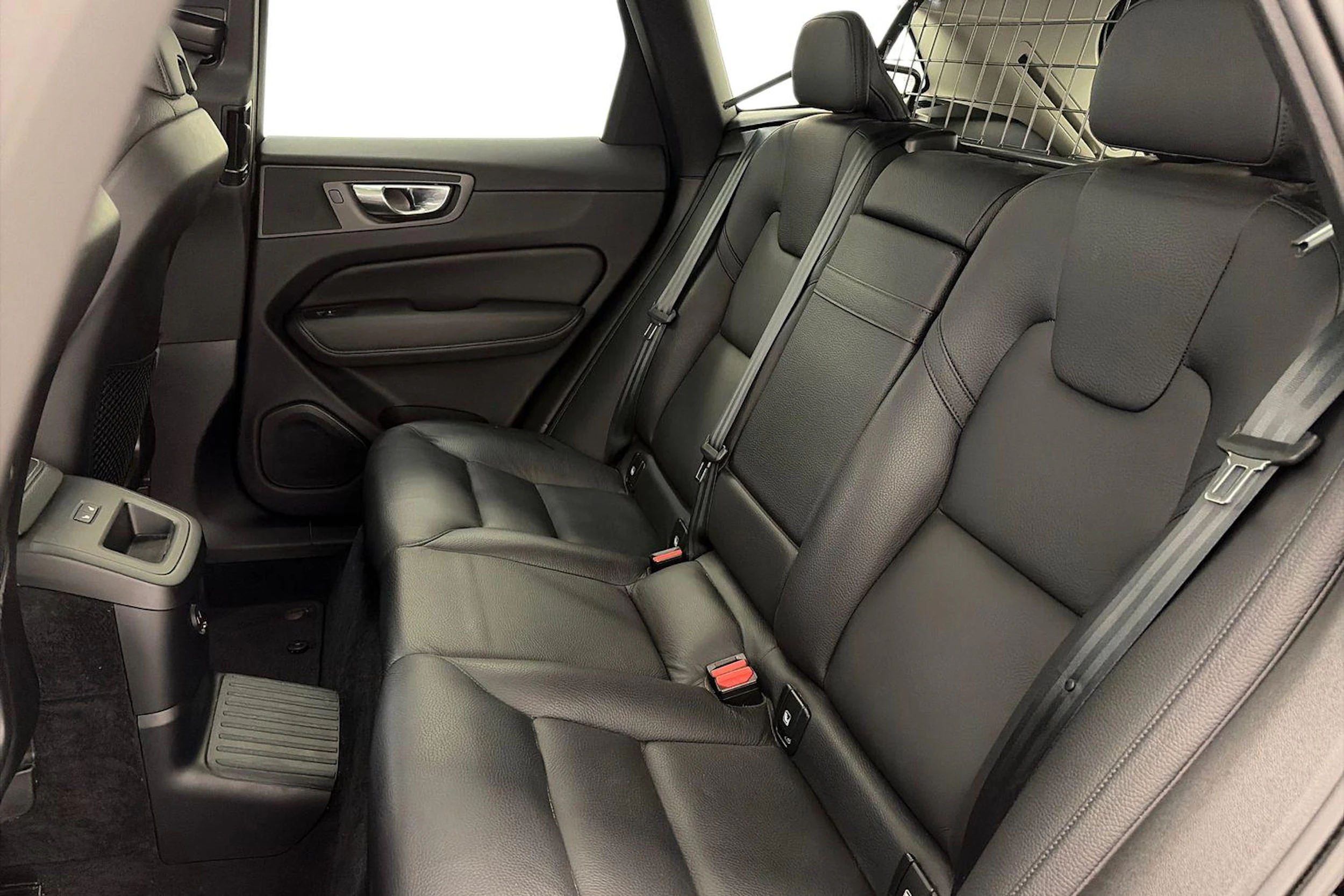 musta Volvo XC60 2022 kuva 8.
