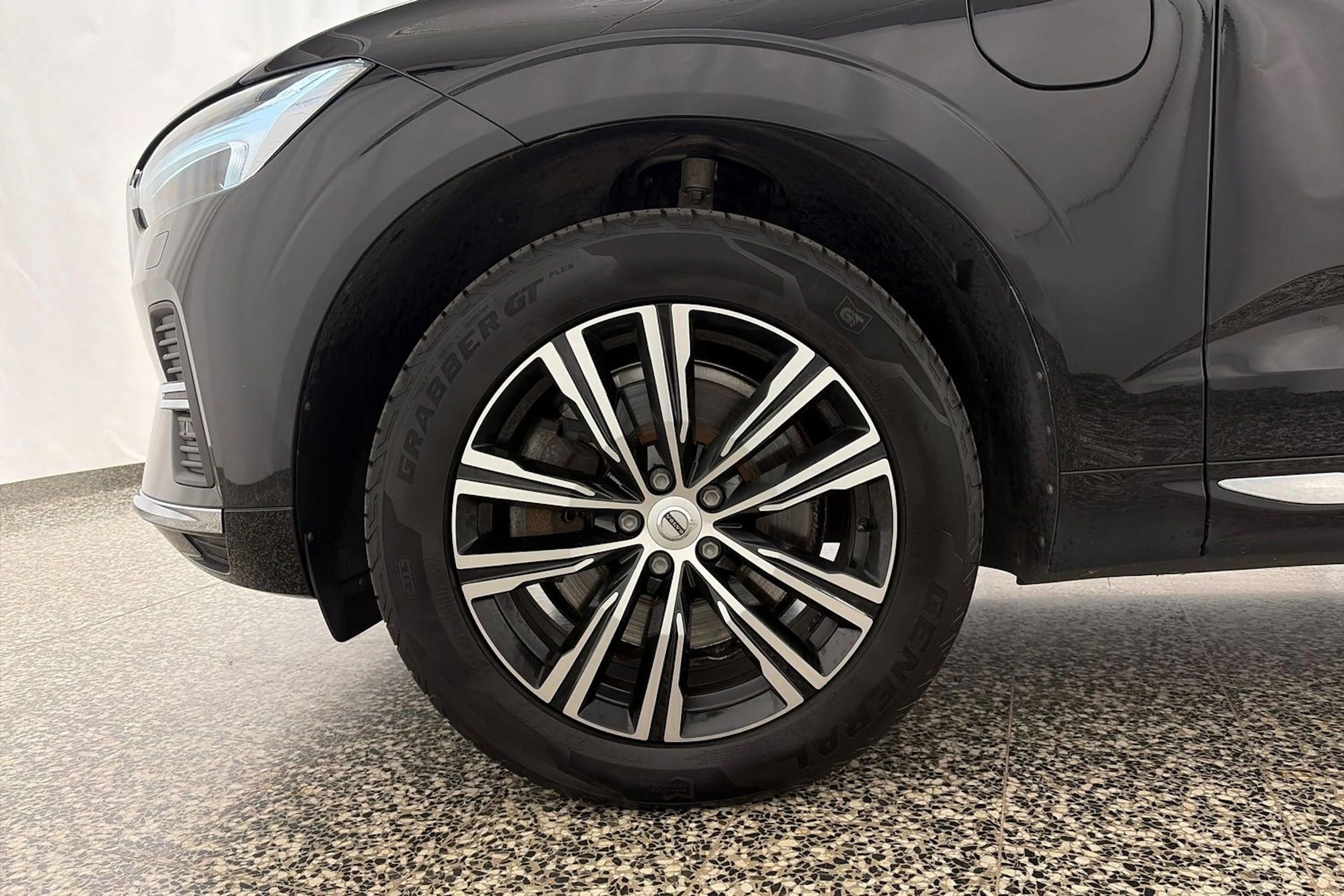 musta Volvo XC60 2022 kuva 10.