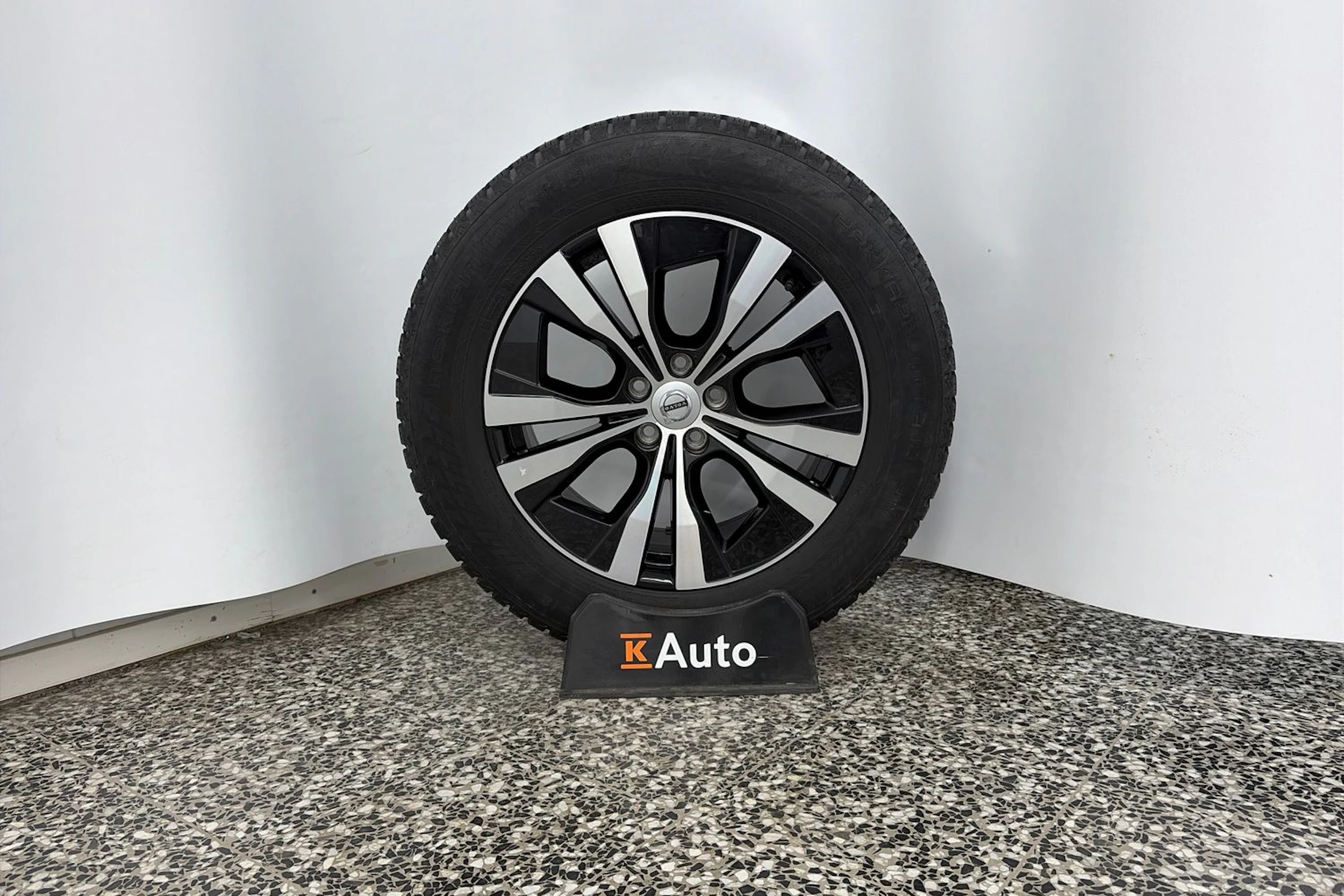 musta Volvo XC60 2022 kuva 11.