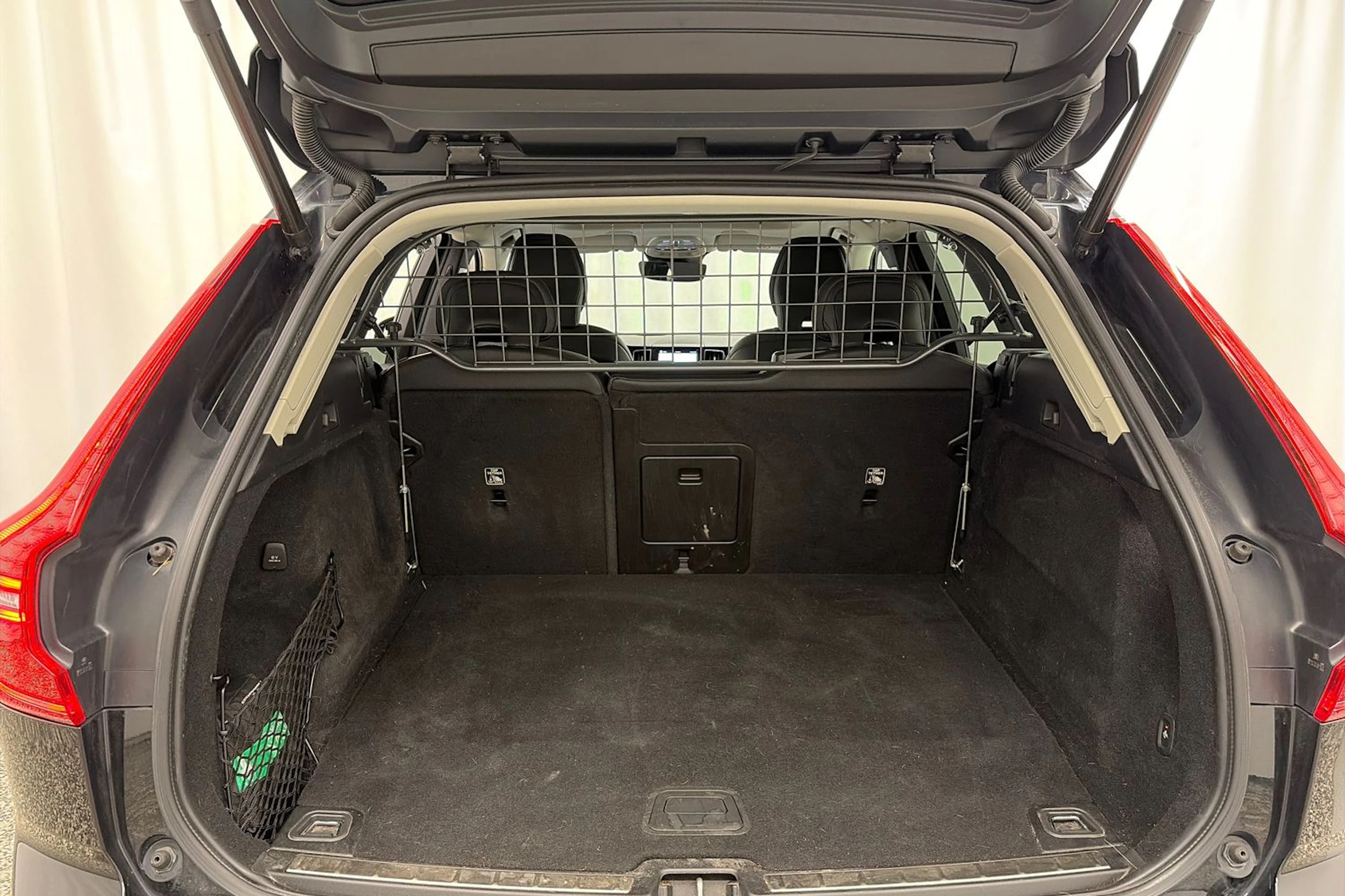 musta Volvo XC60 2022 kuva 12.