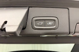 musta Volvo XC60 2022 kuva 13.