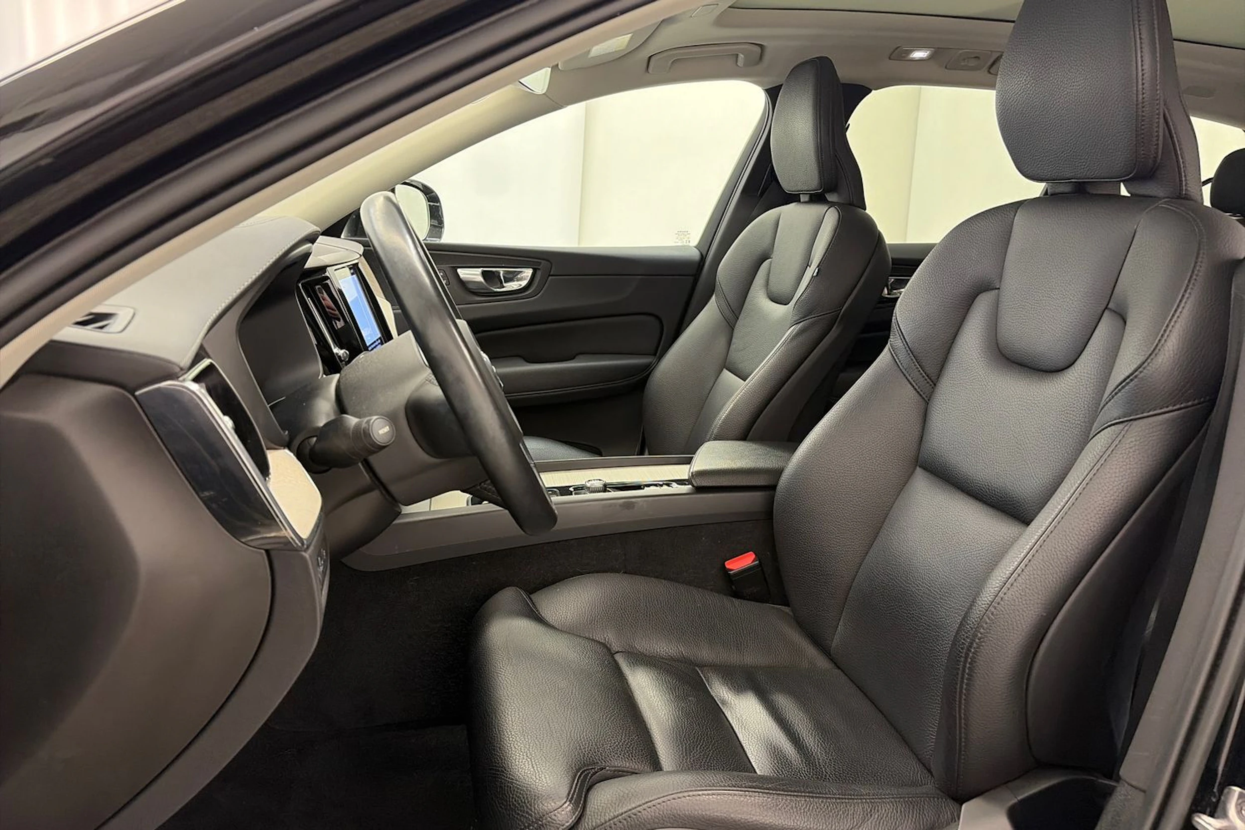 musta Volvo XC60 2022 kuva 15.