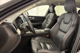 musta Volvo XC60 2022 kuva 15.