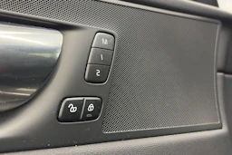 musta Volvo XC60 2022 kuva 16.