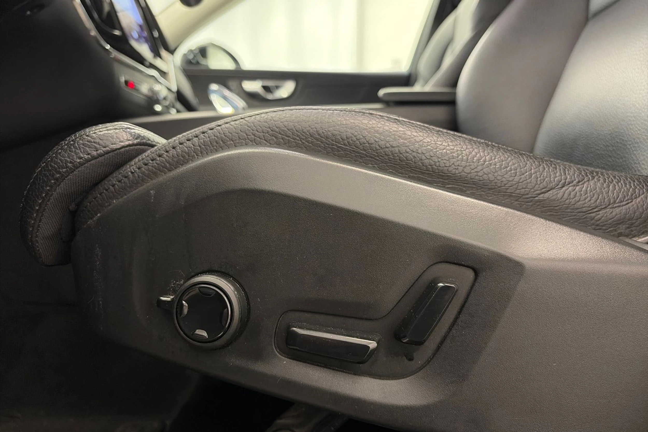 musta Volvo XC60 2022 kuva 17.