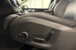 musta Volvo XC60 2022 kuva 17.