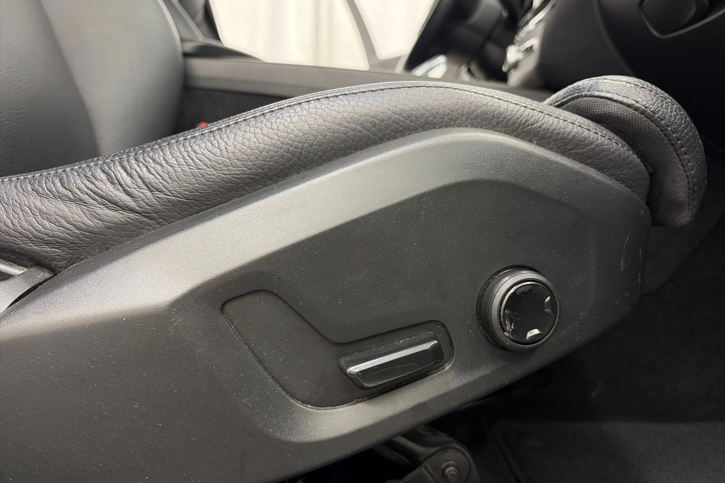 musta Volvo XC60 2022 kuva 18.