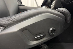 musta Volvo XC60 2022 kuva 18.