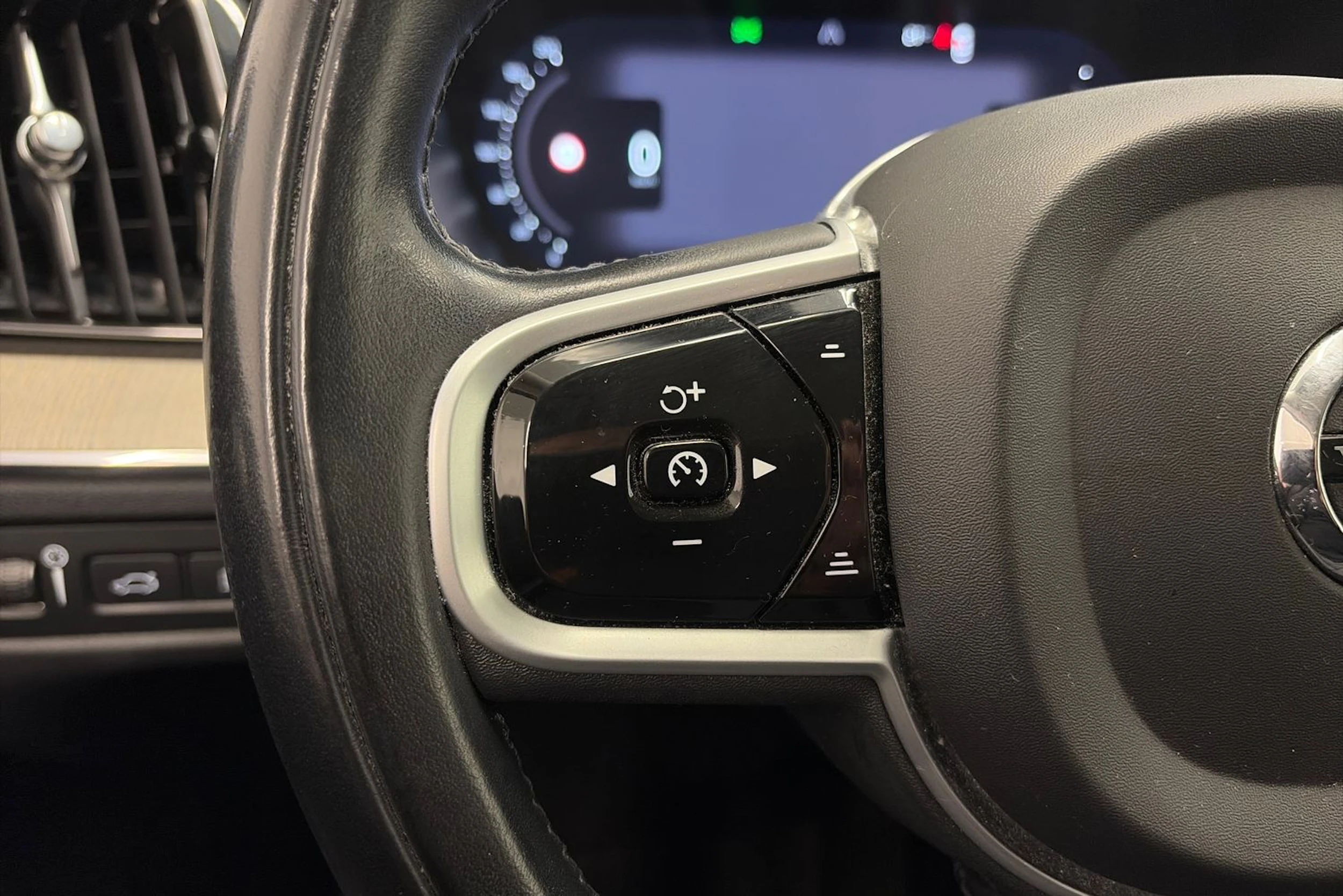 musta Volvo XC60 2022 kuva 20.