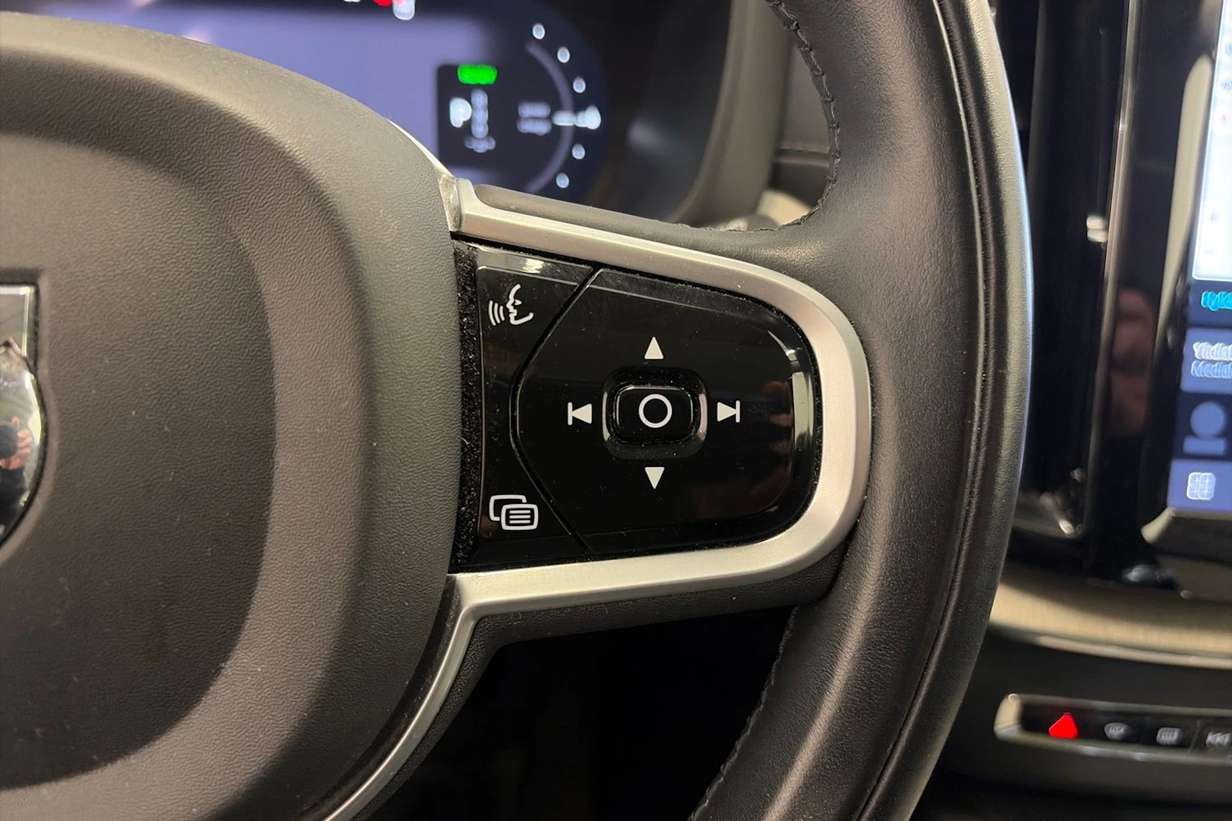 musta Volvo XC60 2022 kuva 21.