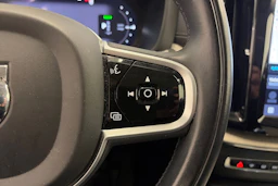 musta Volvo XC60 2022 kuva 21.