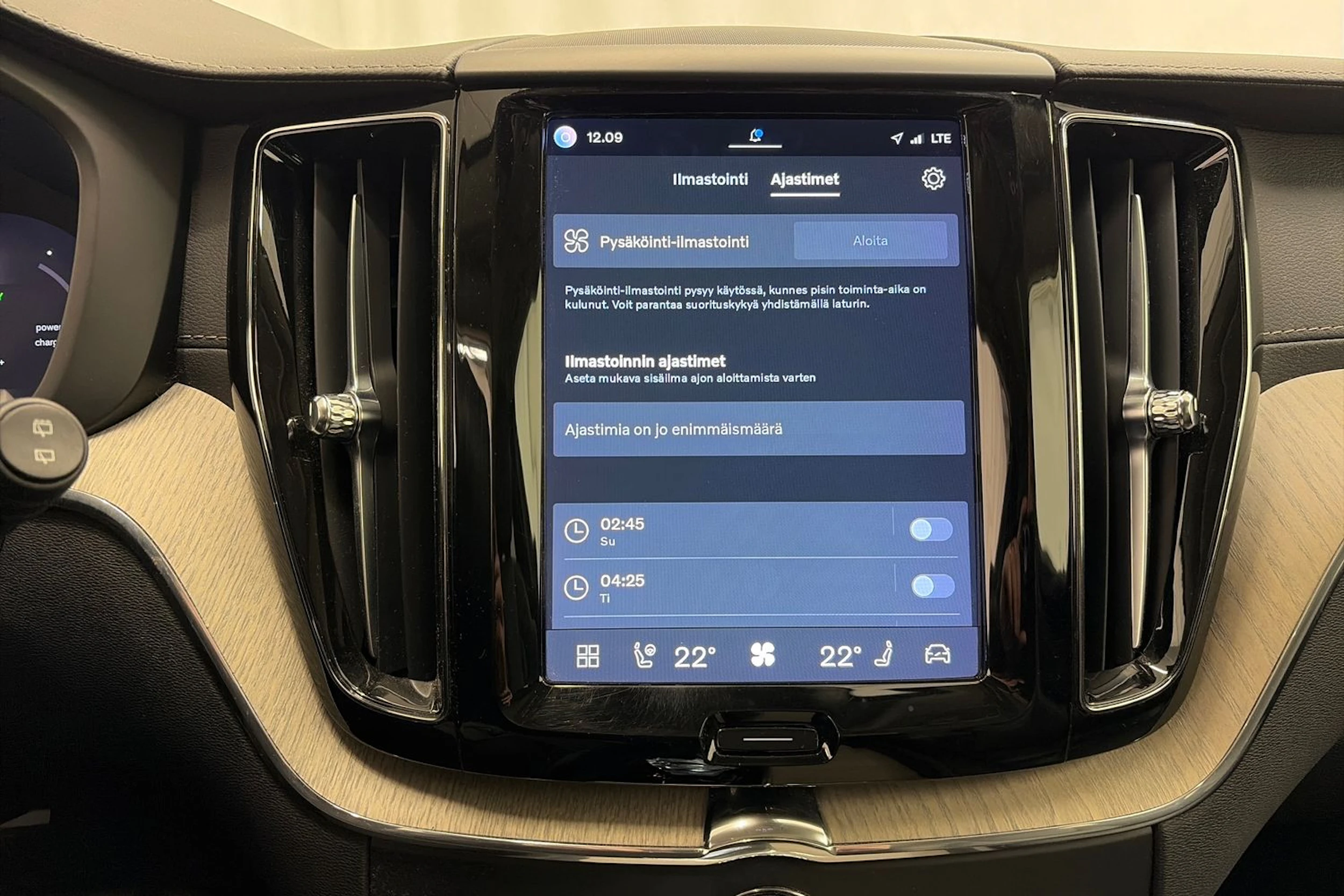 musta Volvo XC60 2022 kuva 28.
