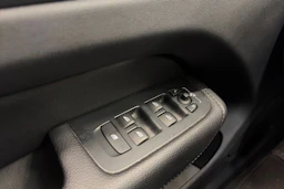 musta Volvo XC60 2022 kuva 30.