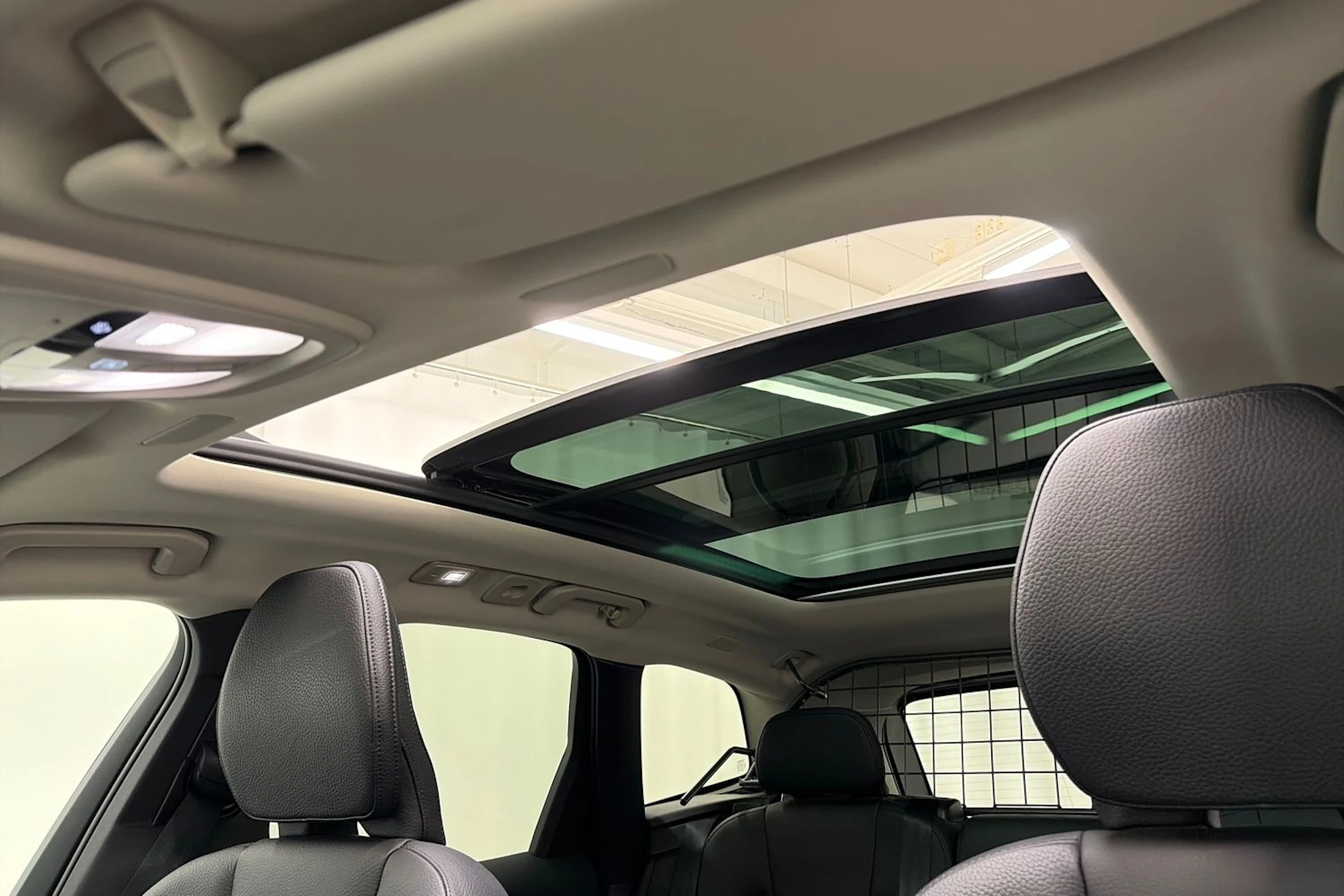 musta Volvo XC60 2022 kuva 31.