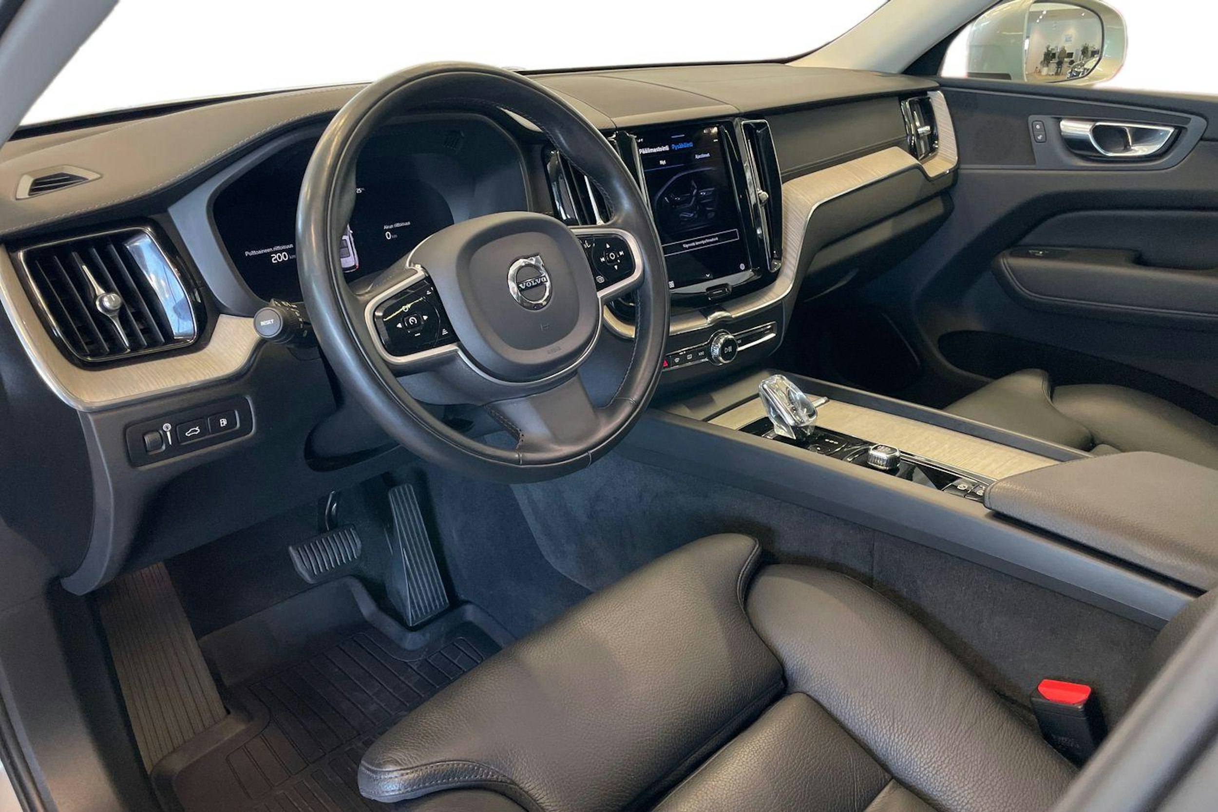 Harmaa Volvo XC60 2022 kuva 7.