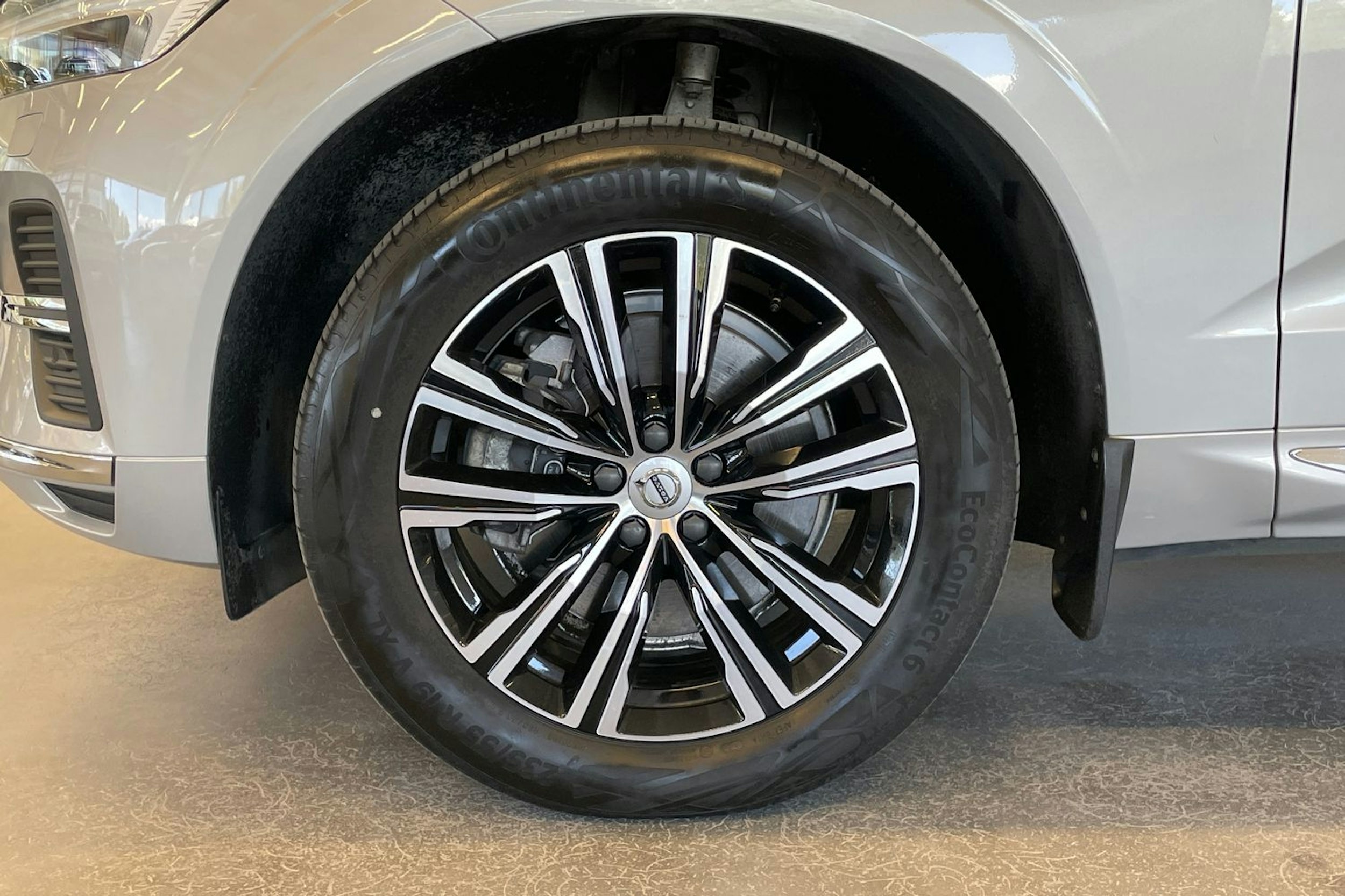 Harmaa Volvo XC60 2022 kuva 13.