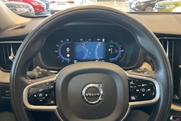 Harmaa Volvo XC60 2022 kuva 14.