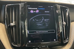 Harmaa Volvo XC60 2022 kuva 17.