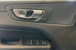 Harmaa Volvo XC60 2022 kuva 19.