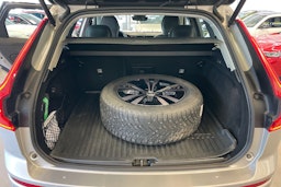 Harmaa Volvo XC60 2022 kuva 21.