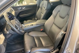 Harmaa Volvo XC60 2022 kuva 23.