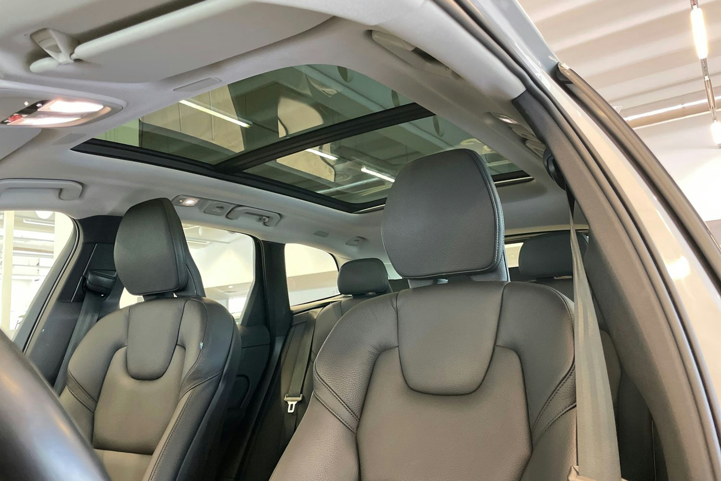Harmaa Volvo XC60 2022 kuva 24.