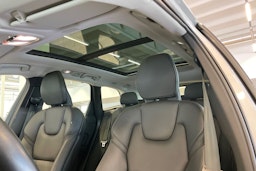 Harmaa Volvo XC60 2022 kuva 24.