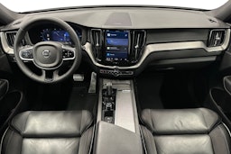 valkoinen Volvo XC60 2022 kuva 9.
