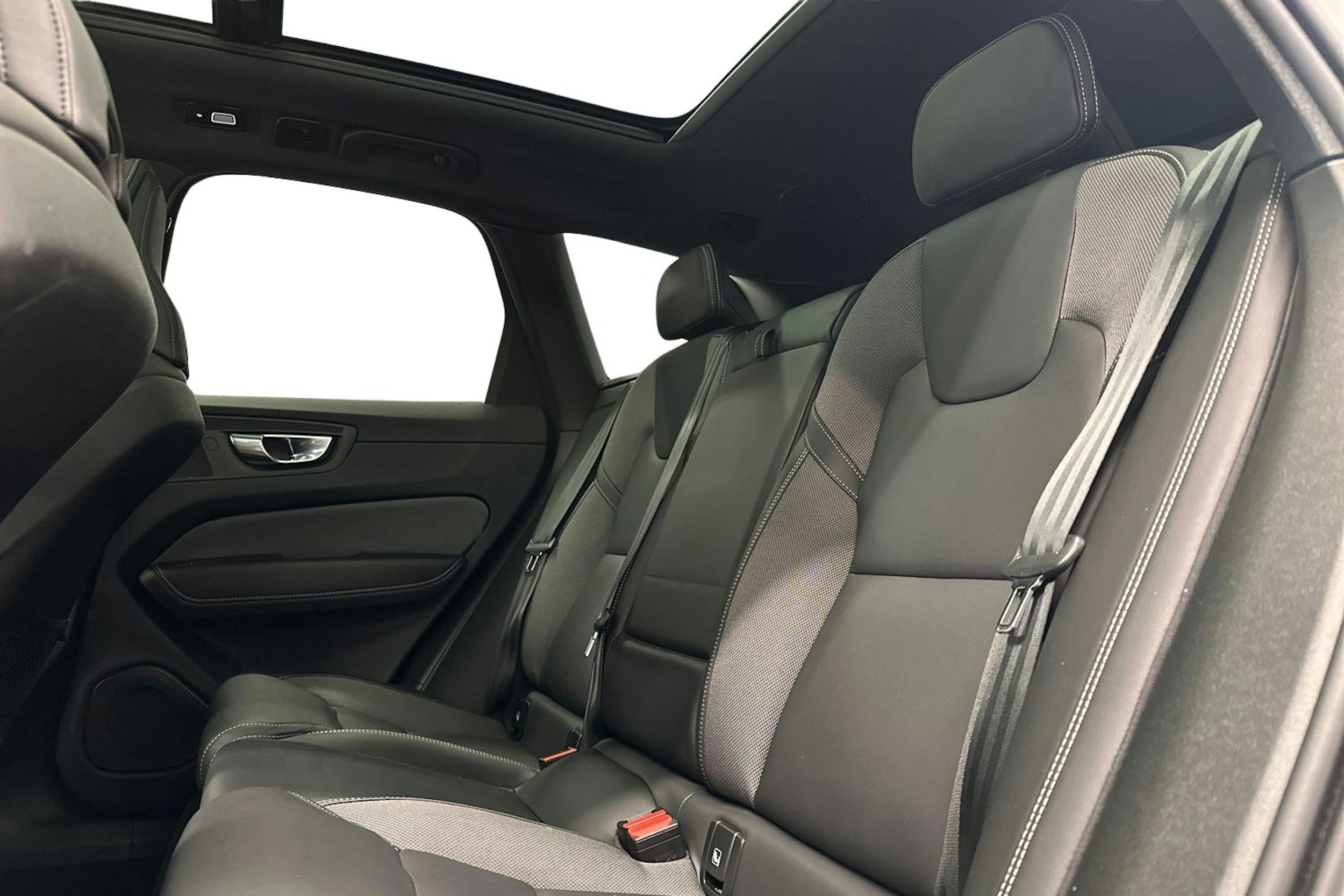 valkoinen Volvo XC60 2022 kuva 10.