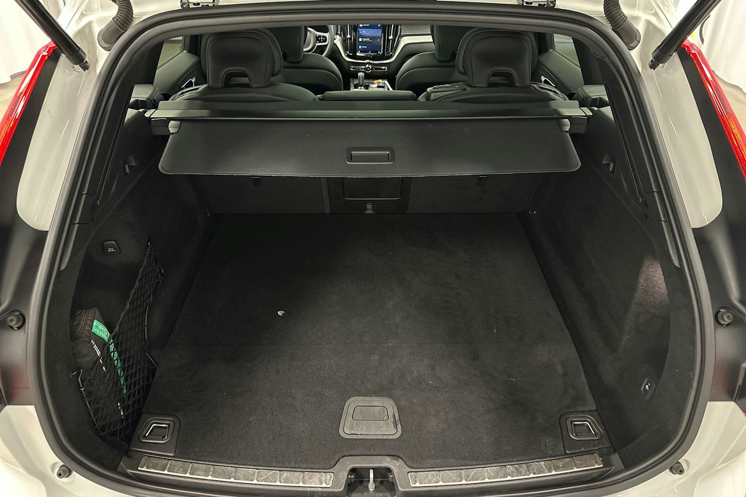 valkoinen Volvo XC60 2022 kuva 14.