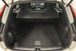 valkoinen Volvo XC60 2022 kuva 14.