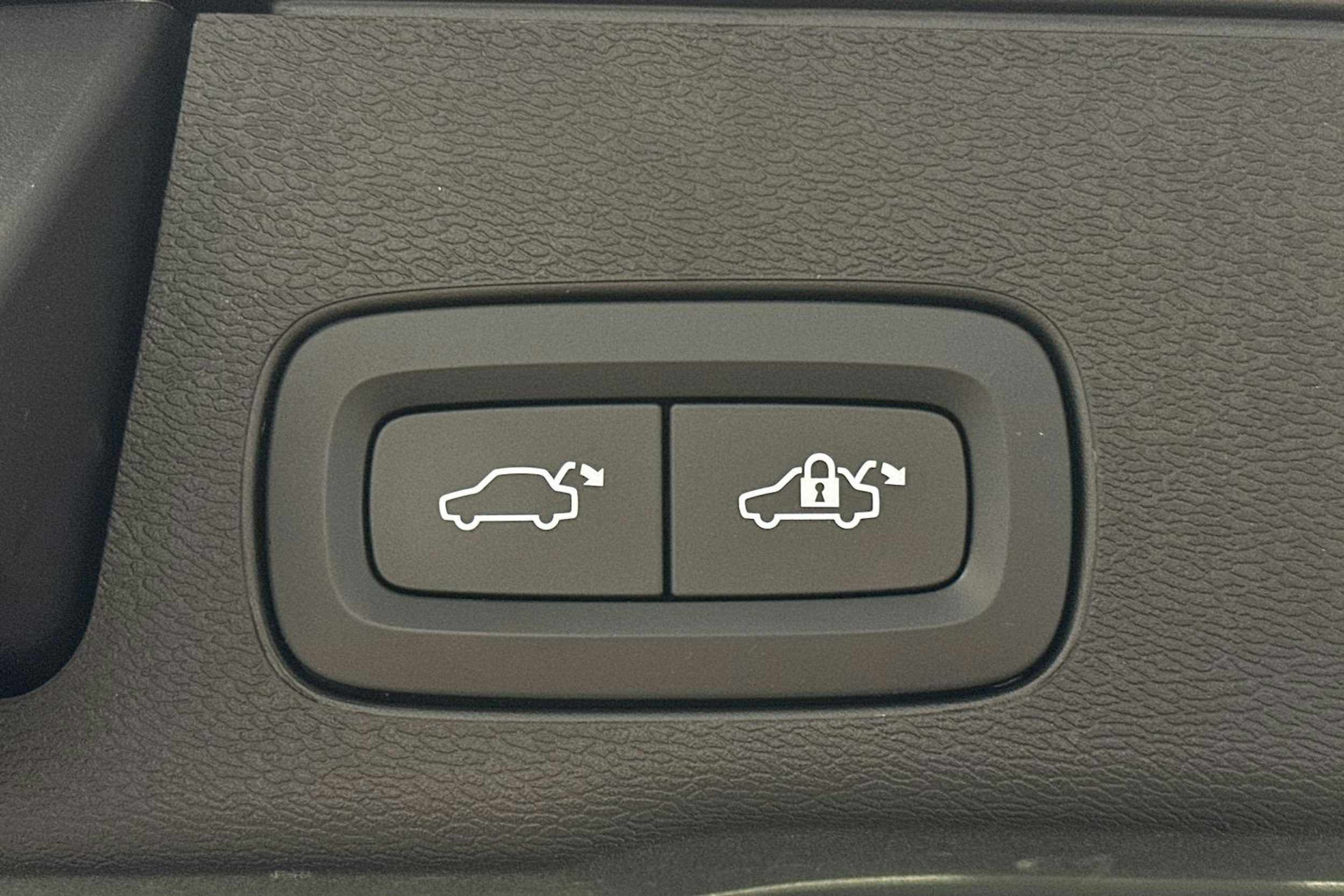 valkoinen Volvo XC60 2022 kuva 15.