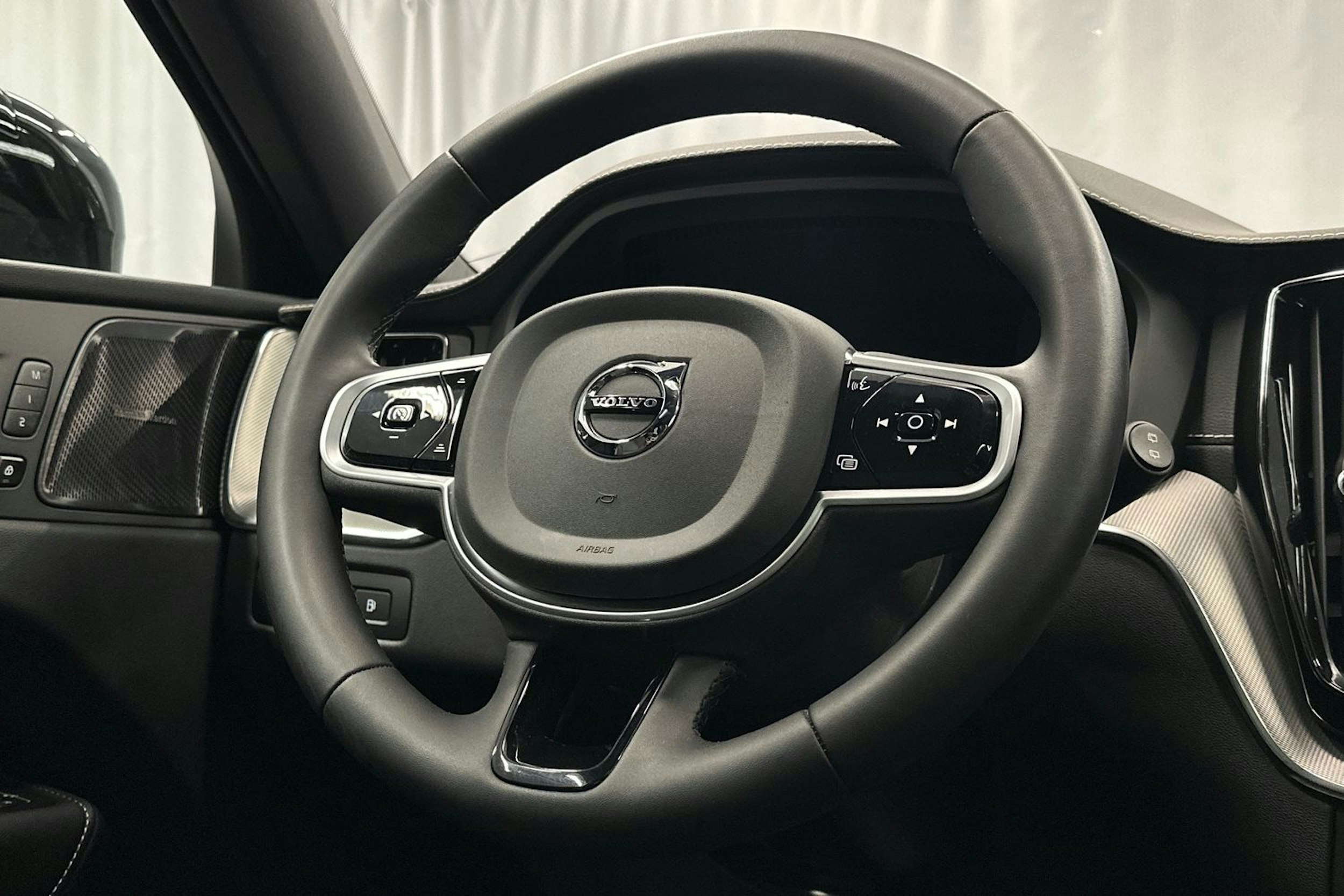 valkoinen Volvo XC60 2022 kuva 18.