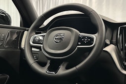valkoinen Volvo XC60 2022 kuva 18.