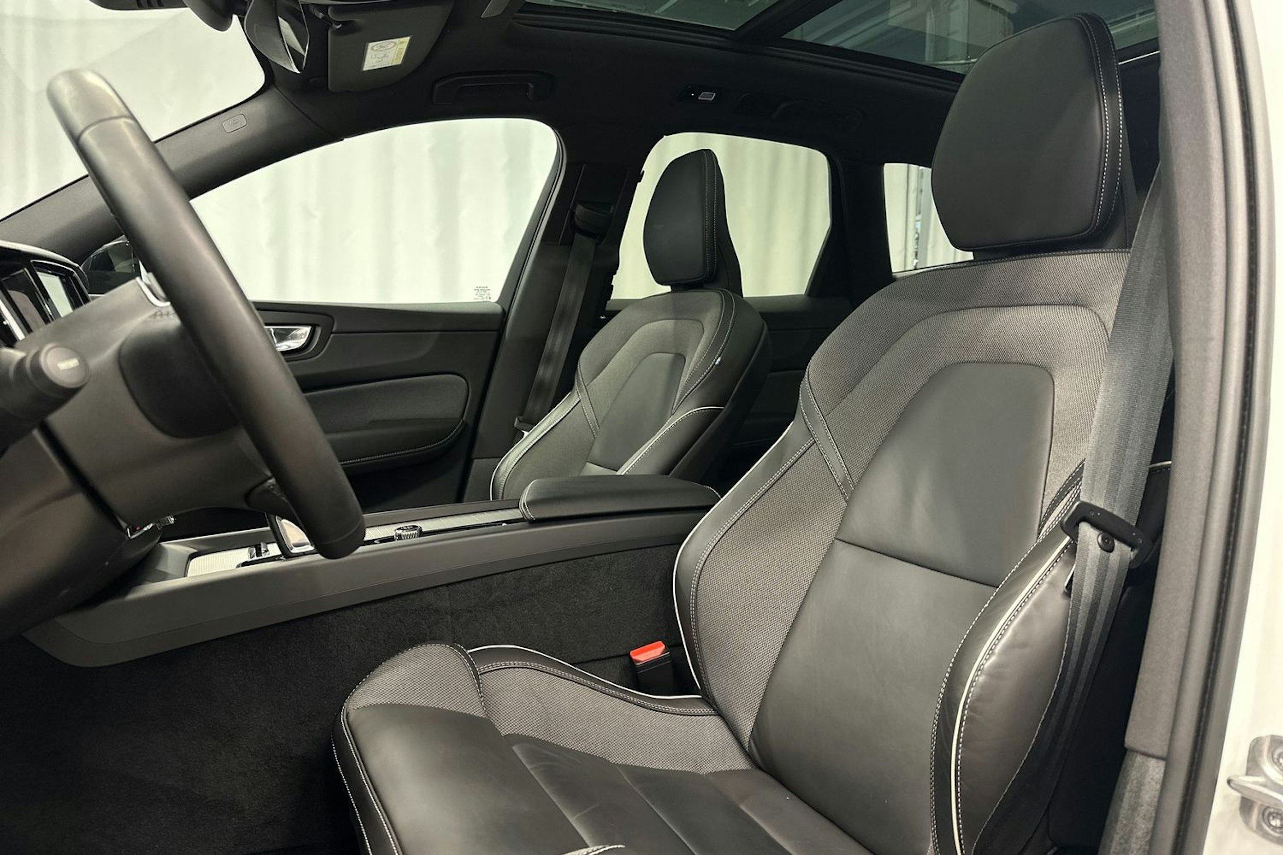 valkoinen Volvo XC60 2022 kuva 19.
