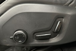 valkoinen Volvo XC60 2022 kuva 21.