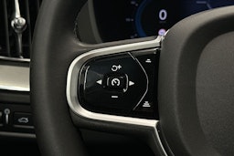 valkoinen Volvo XC60 2022 kuva 25.