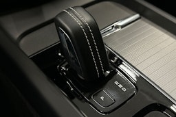 valkoinen Volvo XC60 2022 kuva 34.