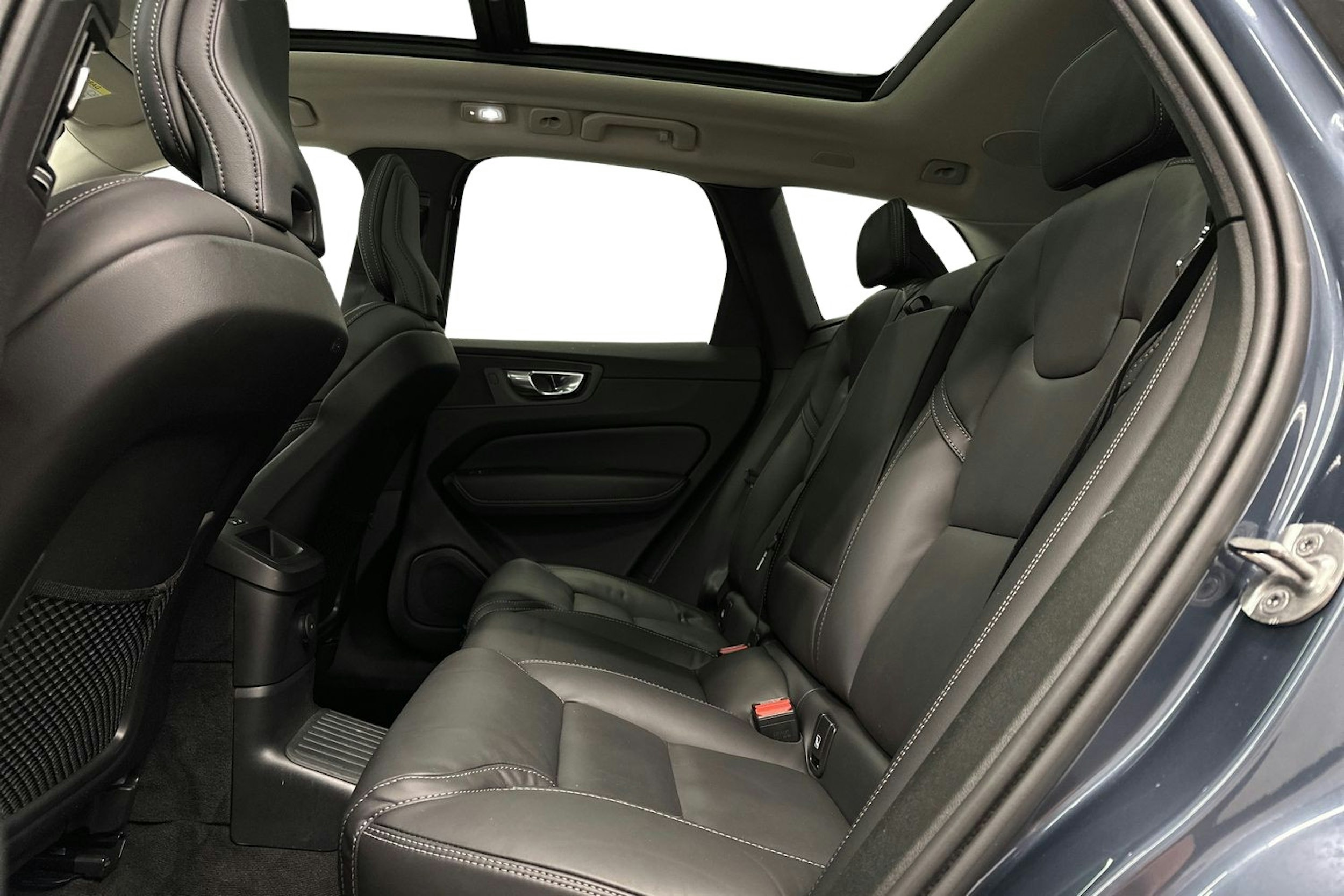 sininen Volvo XC60 2022 kuva 8.