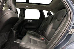 sininen Volvo XC60 2022 kuva 8.