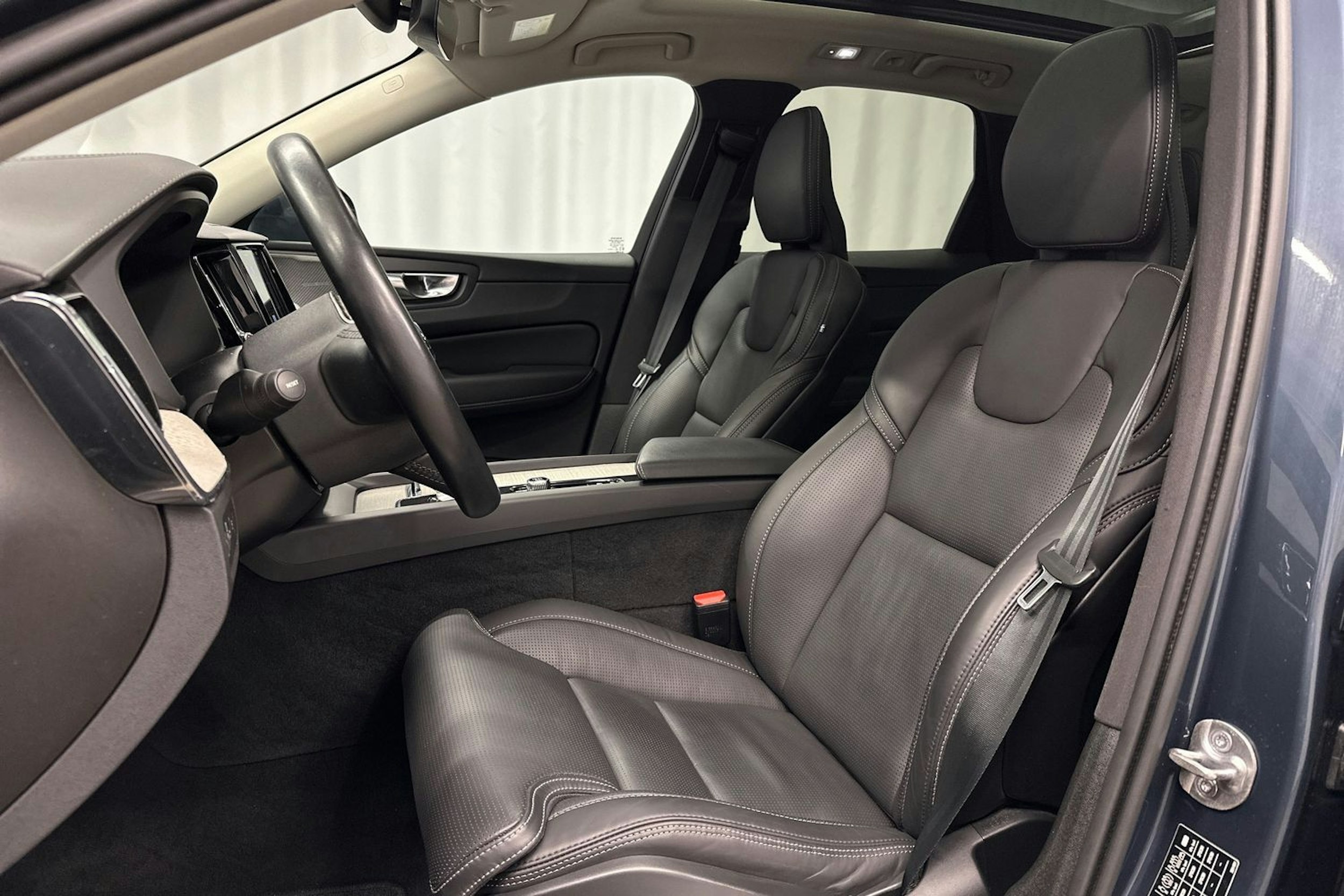 sininen Volvo XC60 2022 kuva 11.
