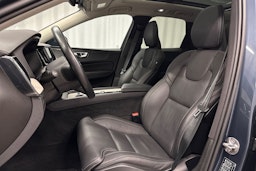 sininen Volvo XC60 2022 kuva 11.