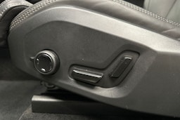 sininen Volvo XC60 2022 kuva 12.