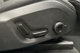 sininen Volvo XC60 2022 kuva 13.