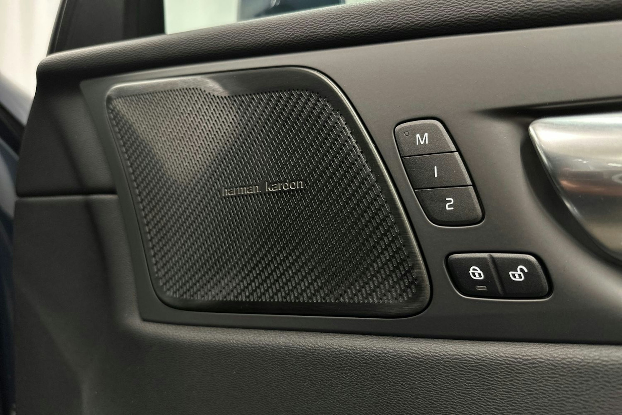 sininen Volvo XC60 2022 kuva 15.