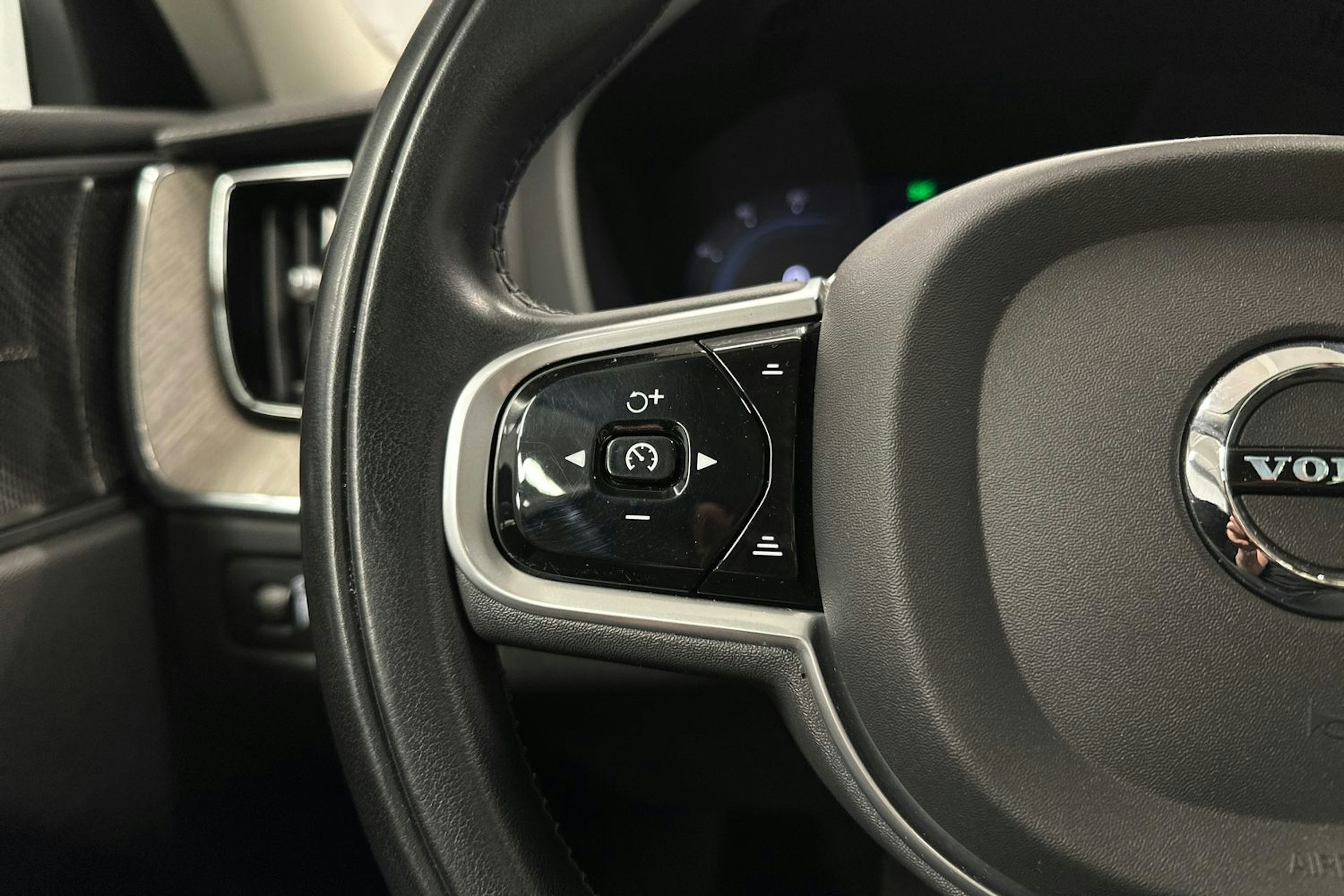 sininen Volvo XC60 2022 kuva 17.