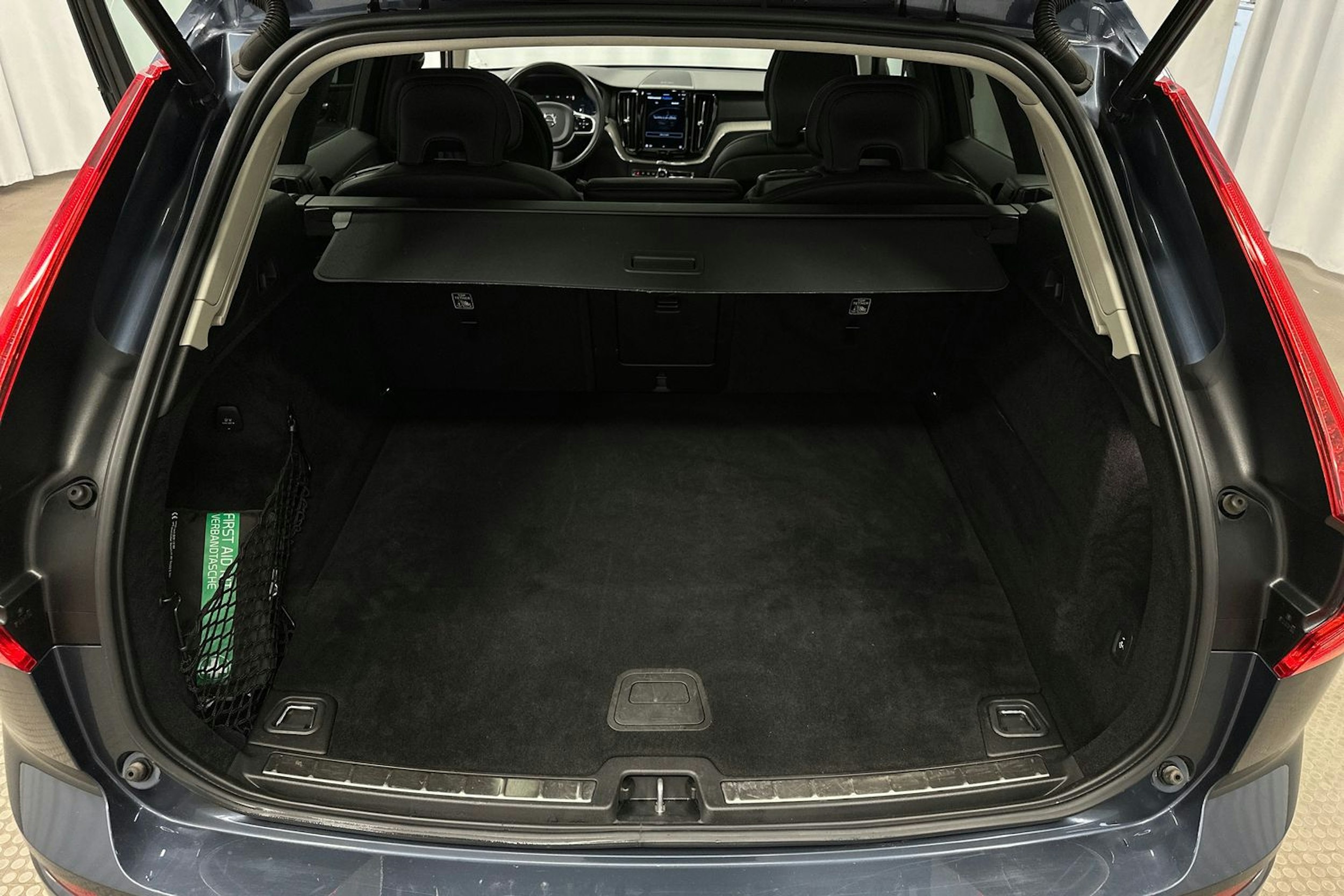 sininen Volvo XC60 2022 kuva 32.