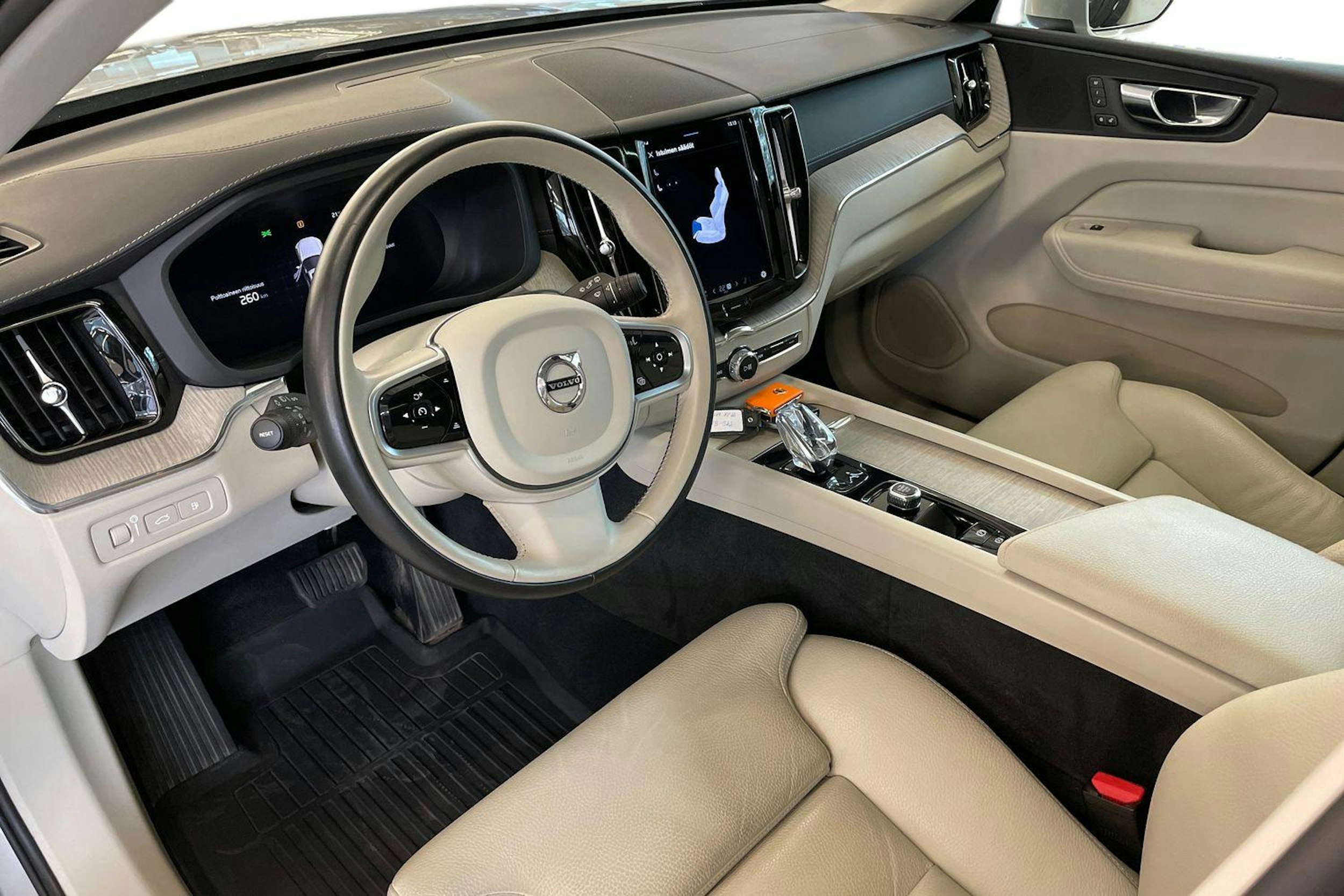 harmaa Volvo XC60 2022 kuva 7.